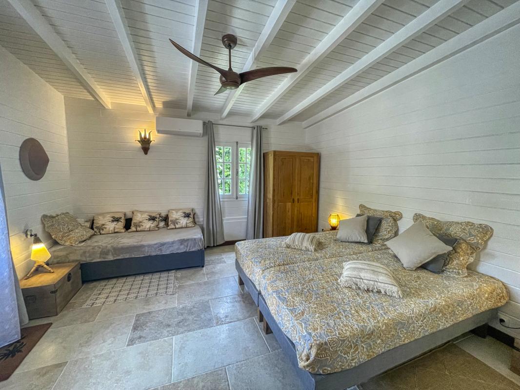 32. Location villa piscine proche plage Deshaies Guadeloupe_Chambre 1